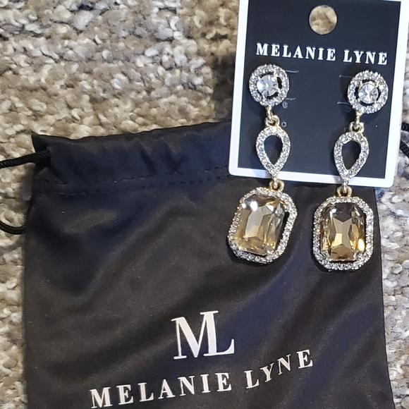 3/$30👂 BNWT beautiful faux diamond, faux emerald cut Citron, gold drop earings - Picture 3 of 10